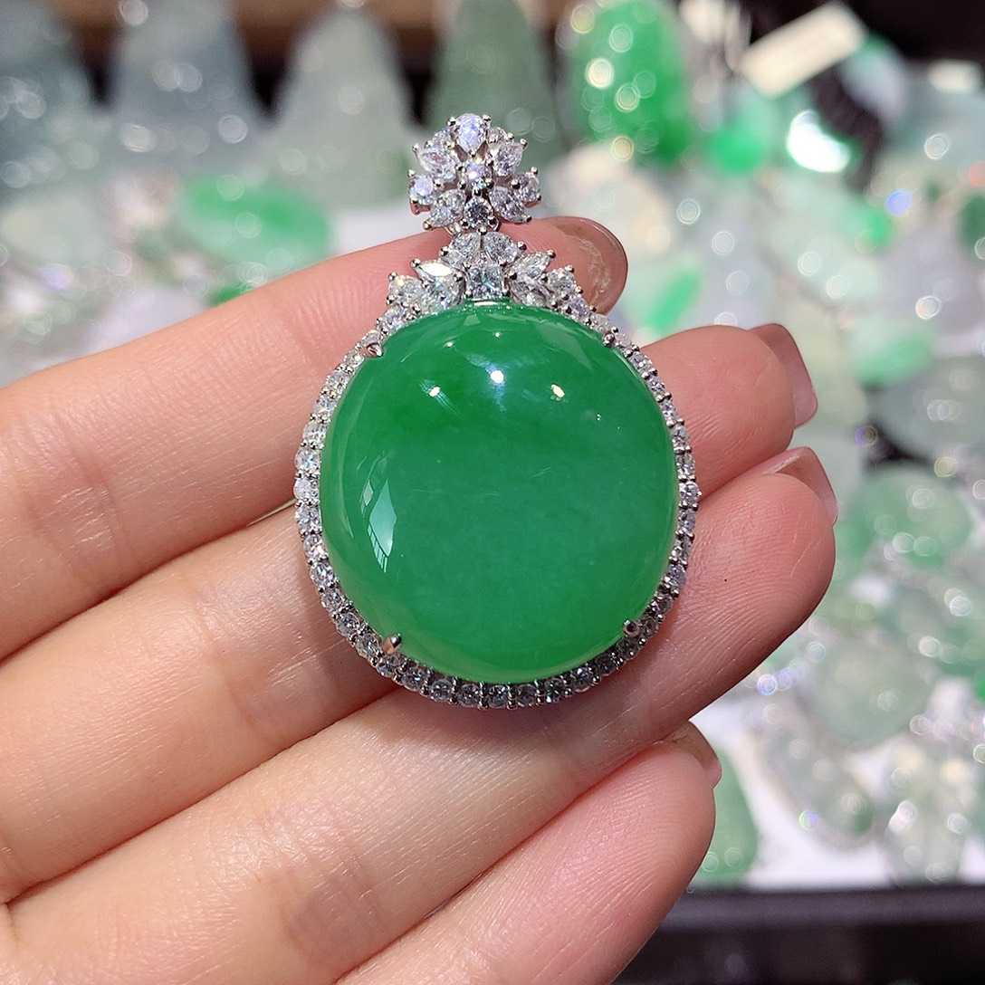 翡翠18K金镶嵌颈饰蛋