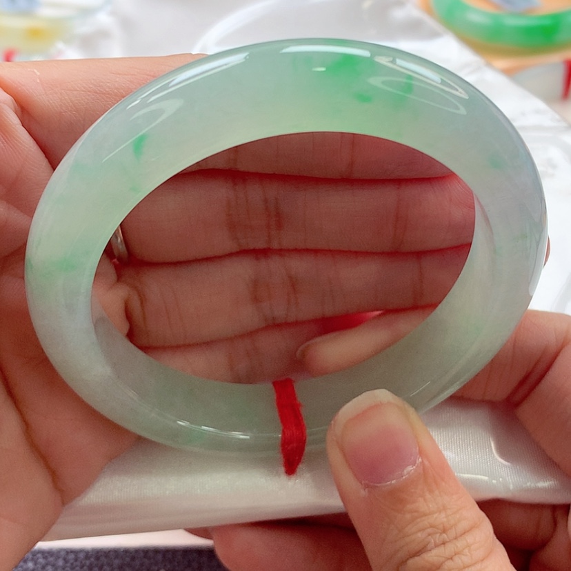 【闪购商品】翡翠手镯未镶嵌56.5冰晴底飘绿完美A