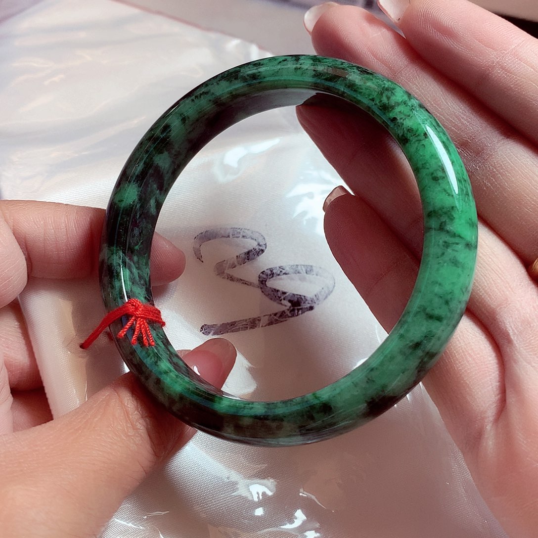 翡翠手镯未镶嵌翡翠