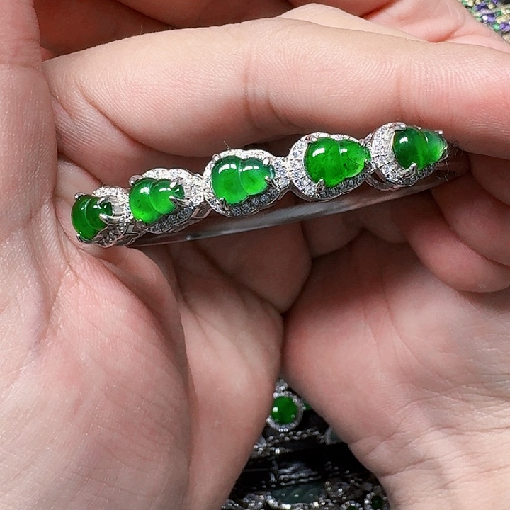 翡翠颈饰未镶嵌天然A货翡翠放漏