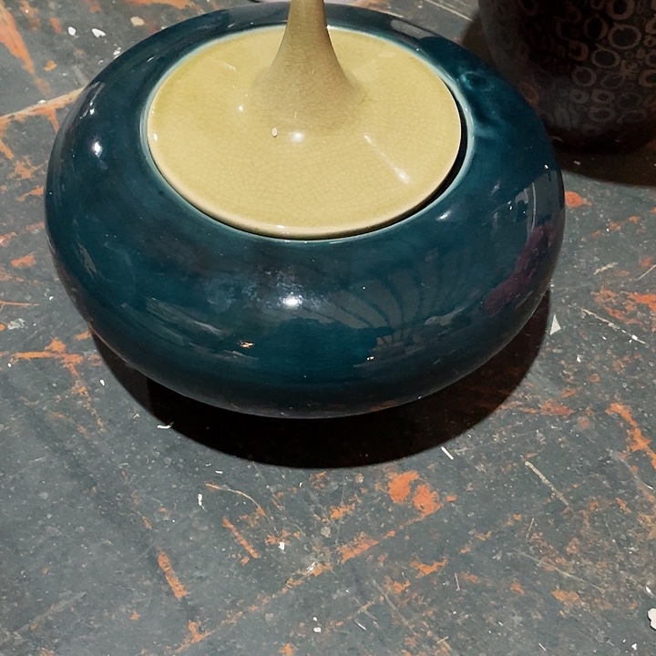 陶瓷花瓶，茶杯茶具。