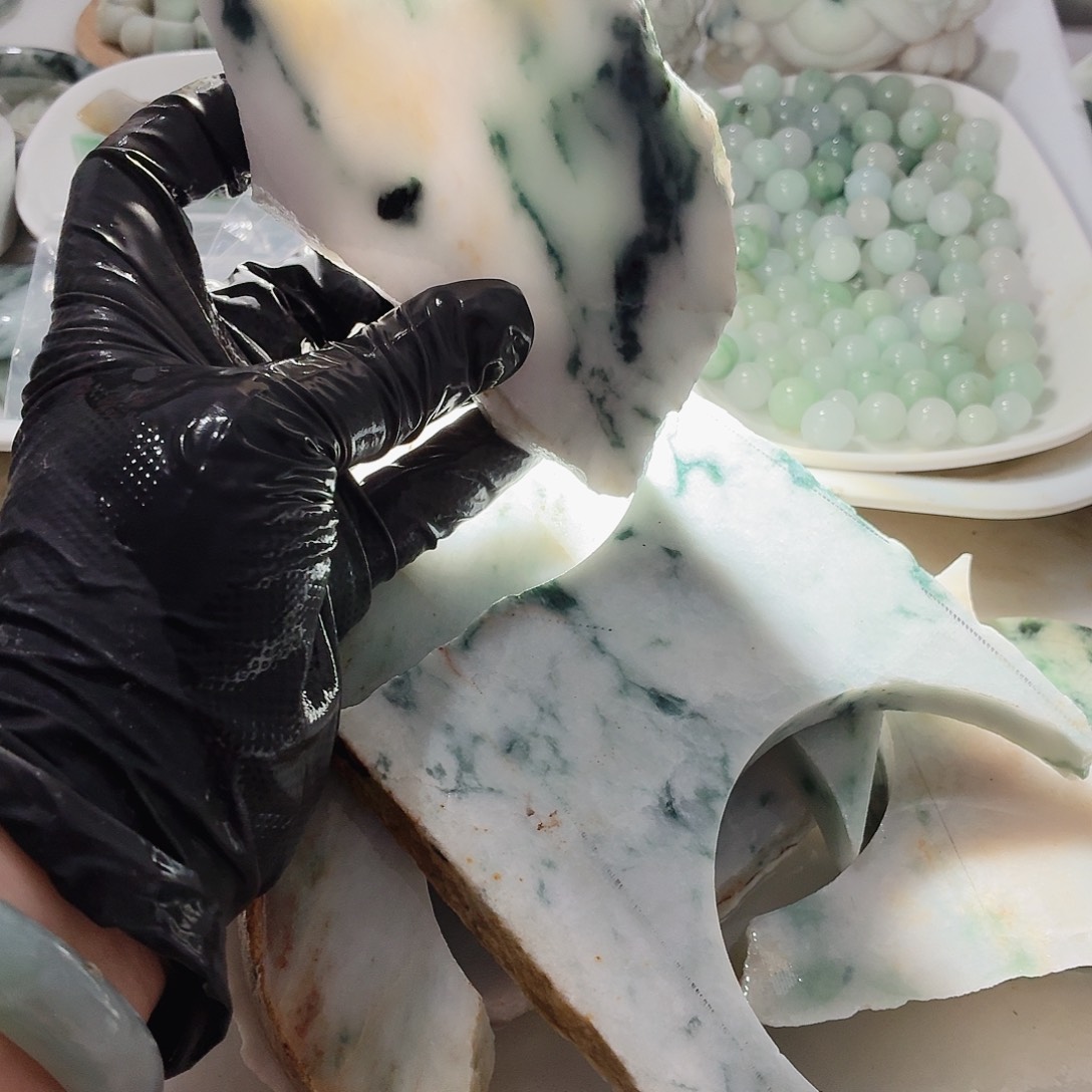 翡翠未镶嵌颈饰边角料