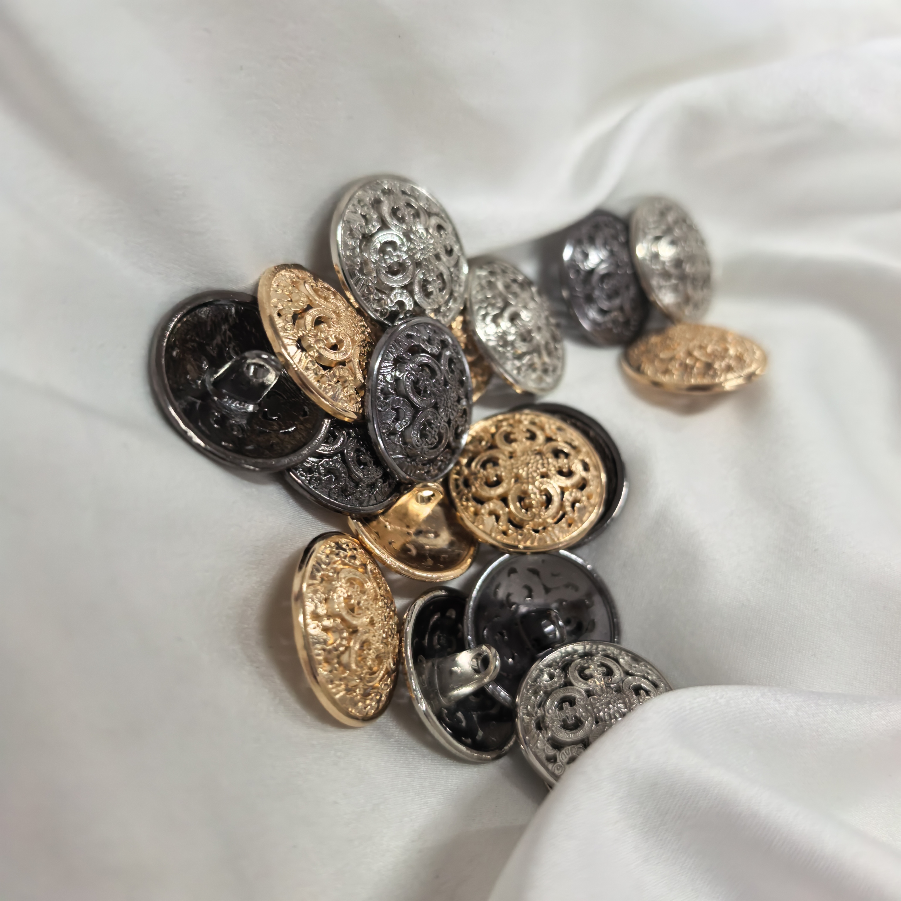 高档金属镂空圆形金色纽扣适合女大衣风衣西服纽扣扣子黑色