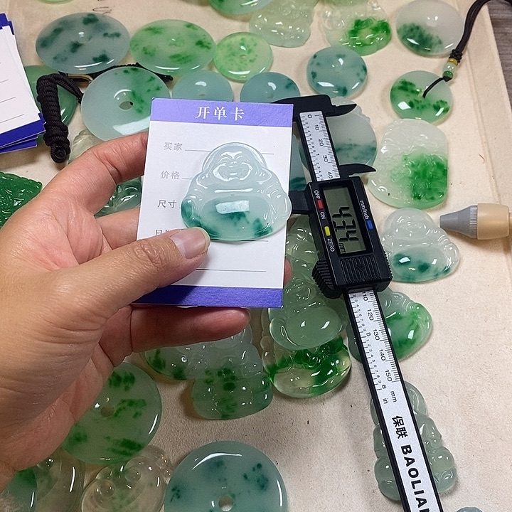 尕***鑫翡翠未镶嵌颈饰佛公