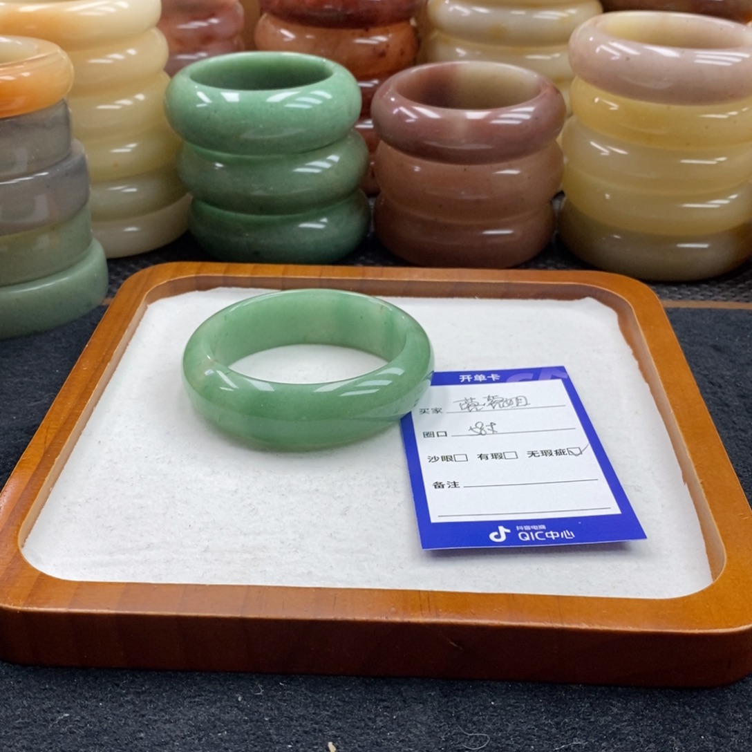 蓉***姐石英质玉未镶嵌手镯