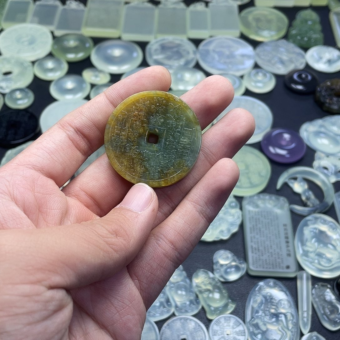 岫玉未镶嵌颈饰山鬼