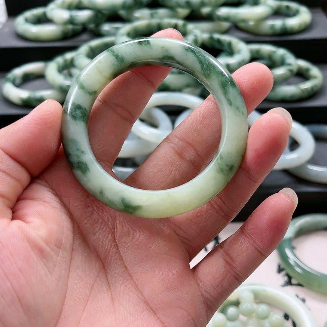 【闪购商品】未镶嵌透闪石-蛇纹石玉手镯贝****）