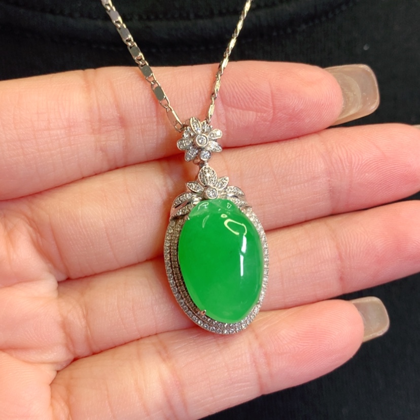 【闪购商品】颈饰18K金镶嵌翡翠寿桃