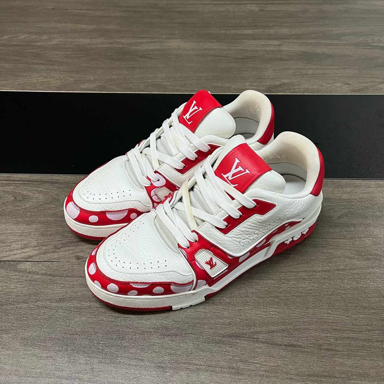 LV trainer草间弥生白红波点 39码 e0801 成色等级：A级