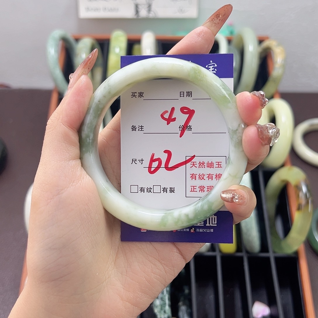 蛇纹石玉手镯未镶嵌?**~