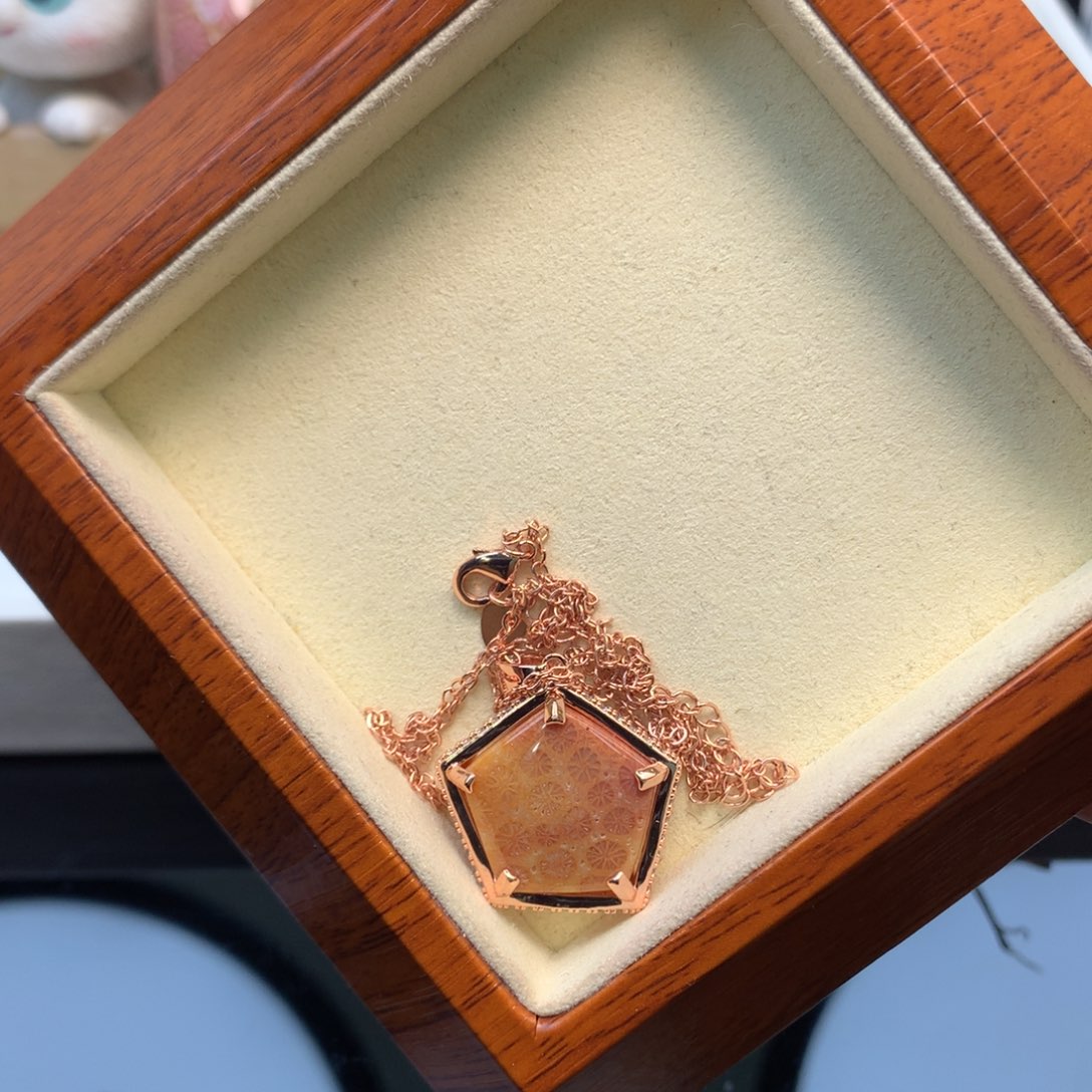 硅化珊瑚（珊瑚玉）颈饰合金微骨骼