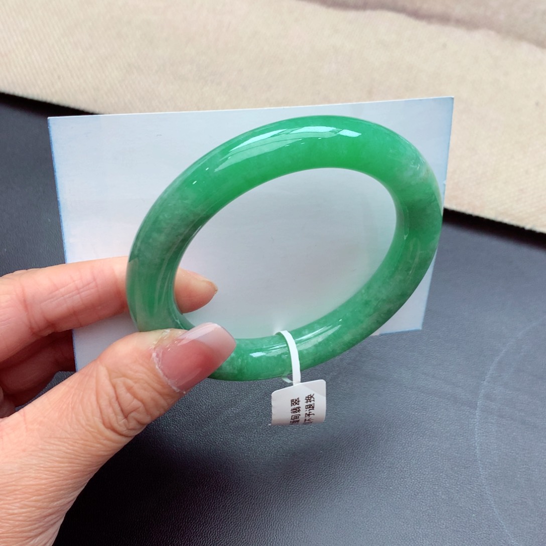 翡翠手镯未镶嵌雪*使缅甸翡翠手镯