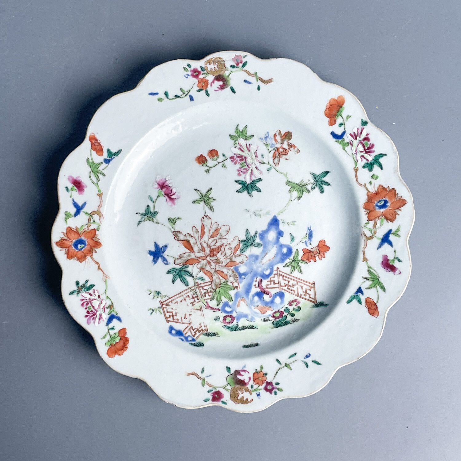 M25LB003369 - 清乾隆 粉彩加金花卉纹花口盘