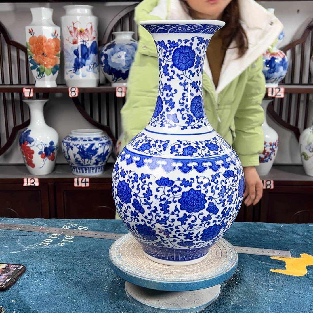 摆件景德镇陶瓷缠枝