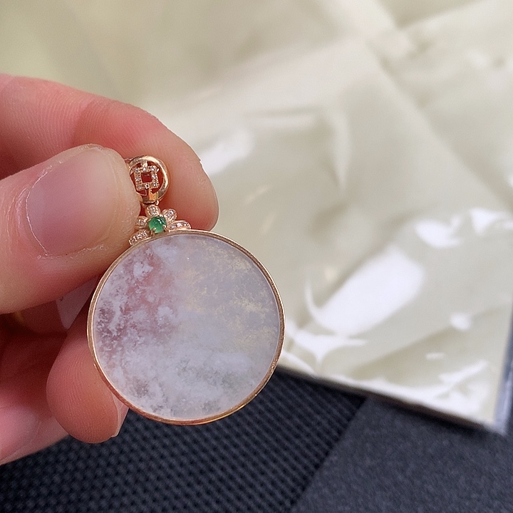 翡翠颈饰18K金镶嵌无事牌