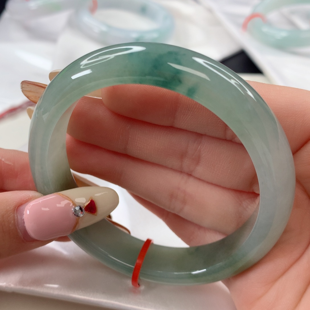 翡翠手镯未镶嵌57.6绿底飘花