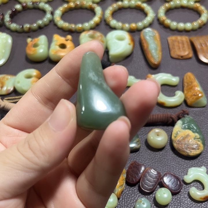 岫岩老玉（透闪石质玉）未镶嵌颈饰