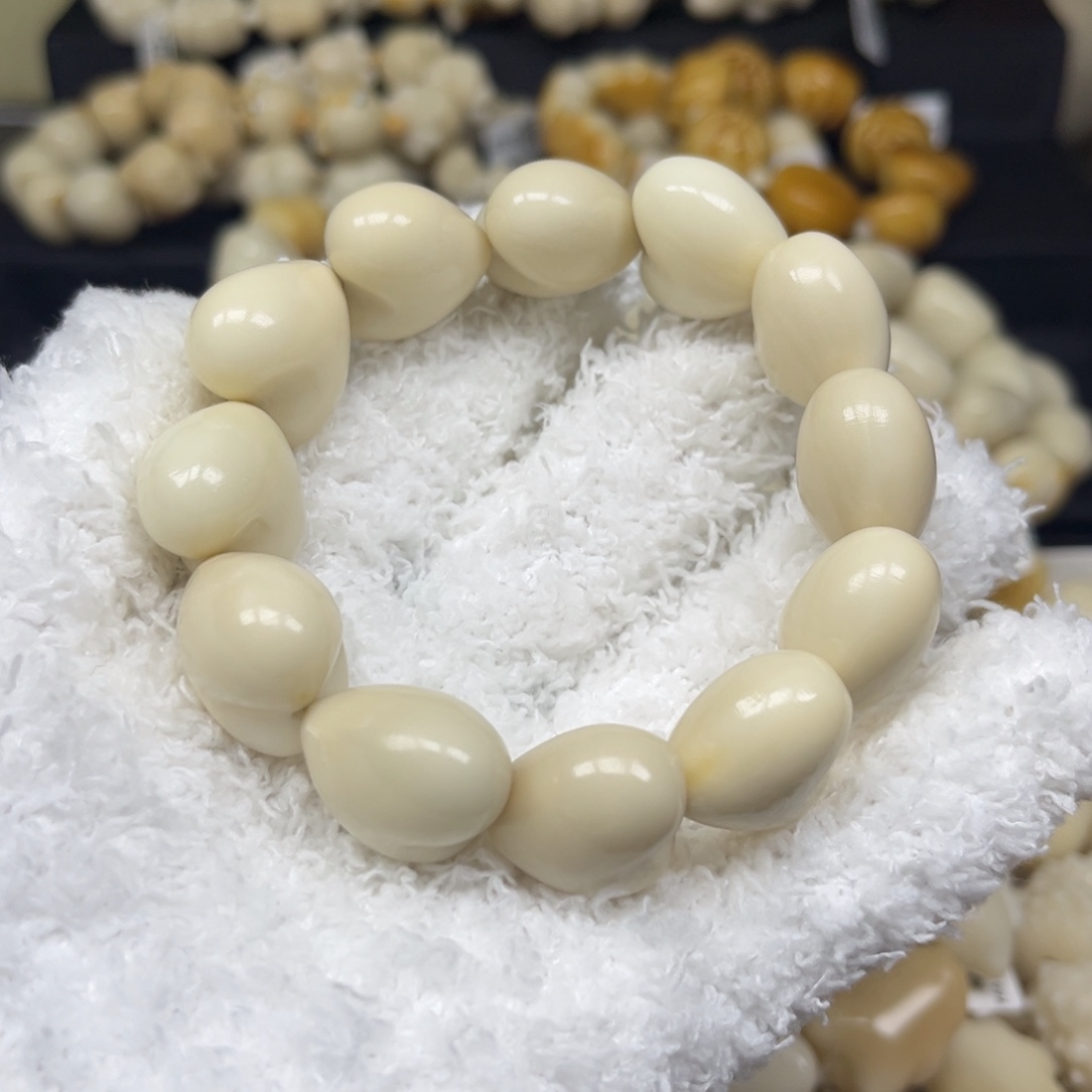白玉菩提手串8,12.24微瑕爱心