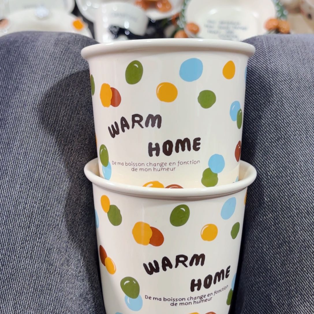 白瓷两只缤纷豆豆陶瓷手握杯