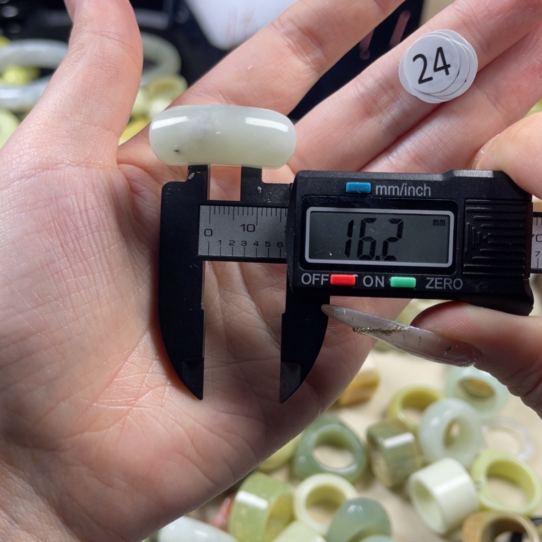 蛇纹石玉未镶嵌戒指