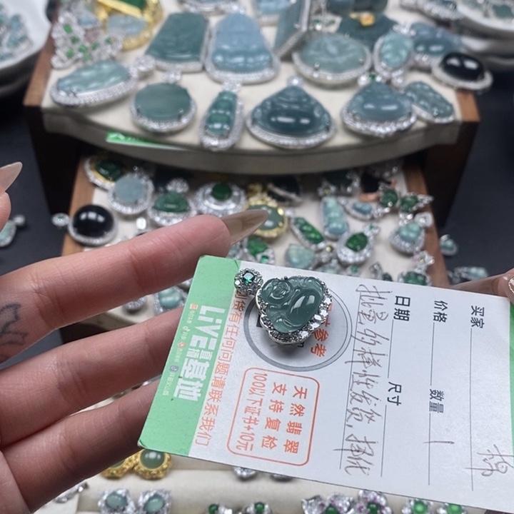 翡翠颈饰未镶嵌翡翠