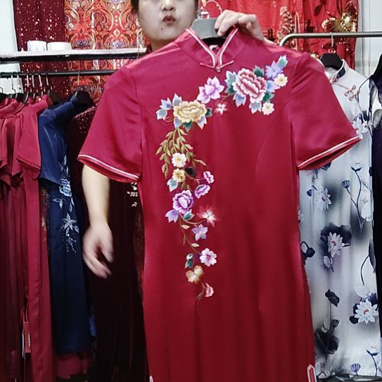 酒红色醋酸断刺绣短款旗袍80-100斤