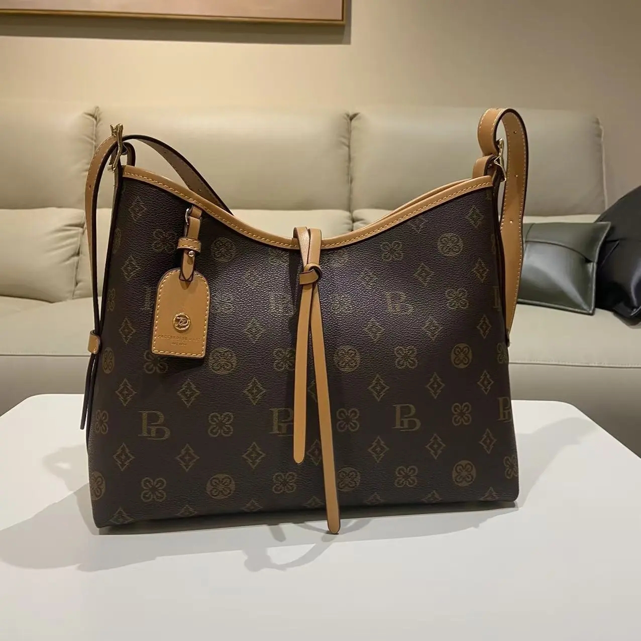 新款大容量高级感百搭女士通勤单肩斜挎托特包