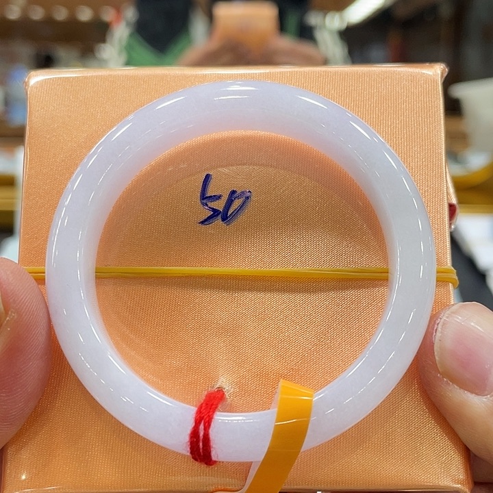 翡翠手镯未镶嵌翡翠