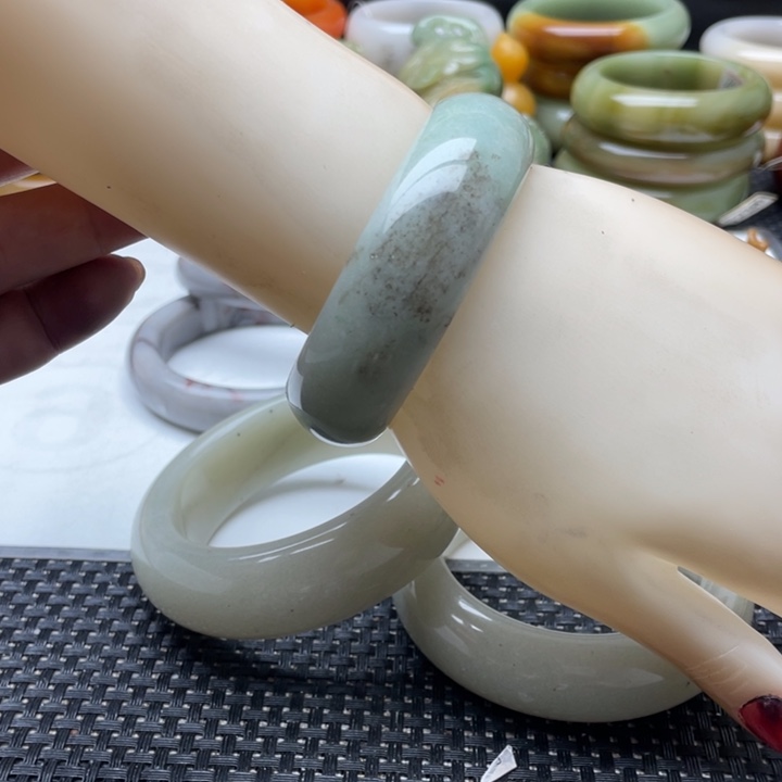 石英质玉手镯未镶嵌