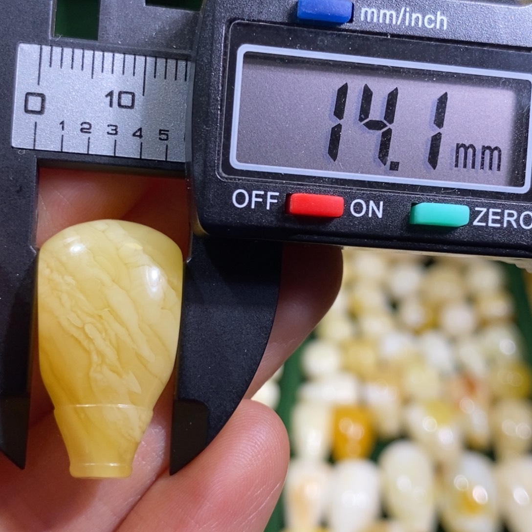 蜜蜡未镶嵌裸石微瑕