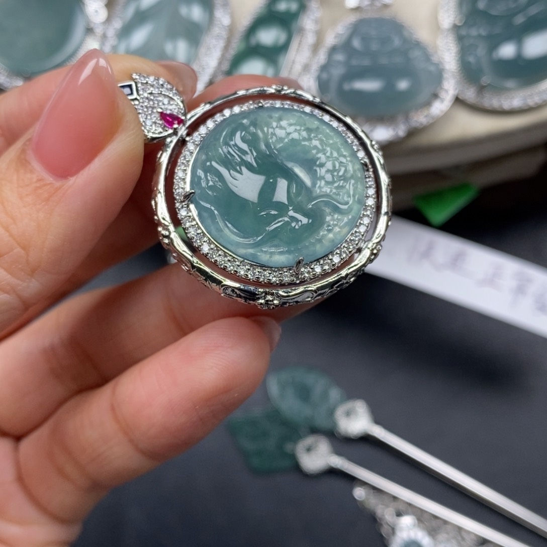 翡翠颈饰未镶嵌翡翠