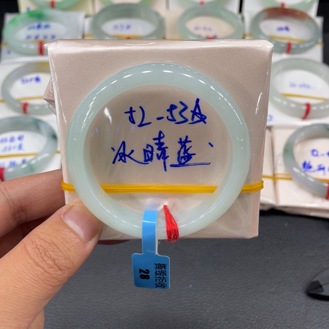 翡翠手镯未镶嵌天然翡翠