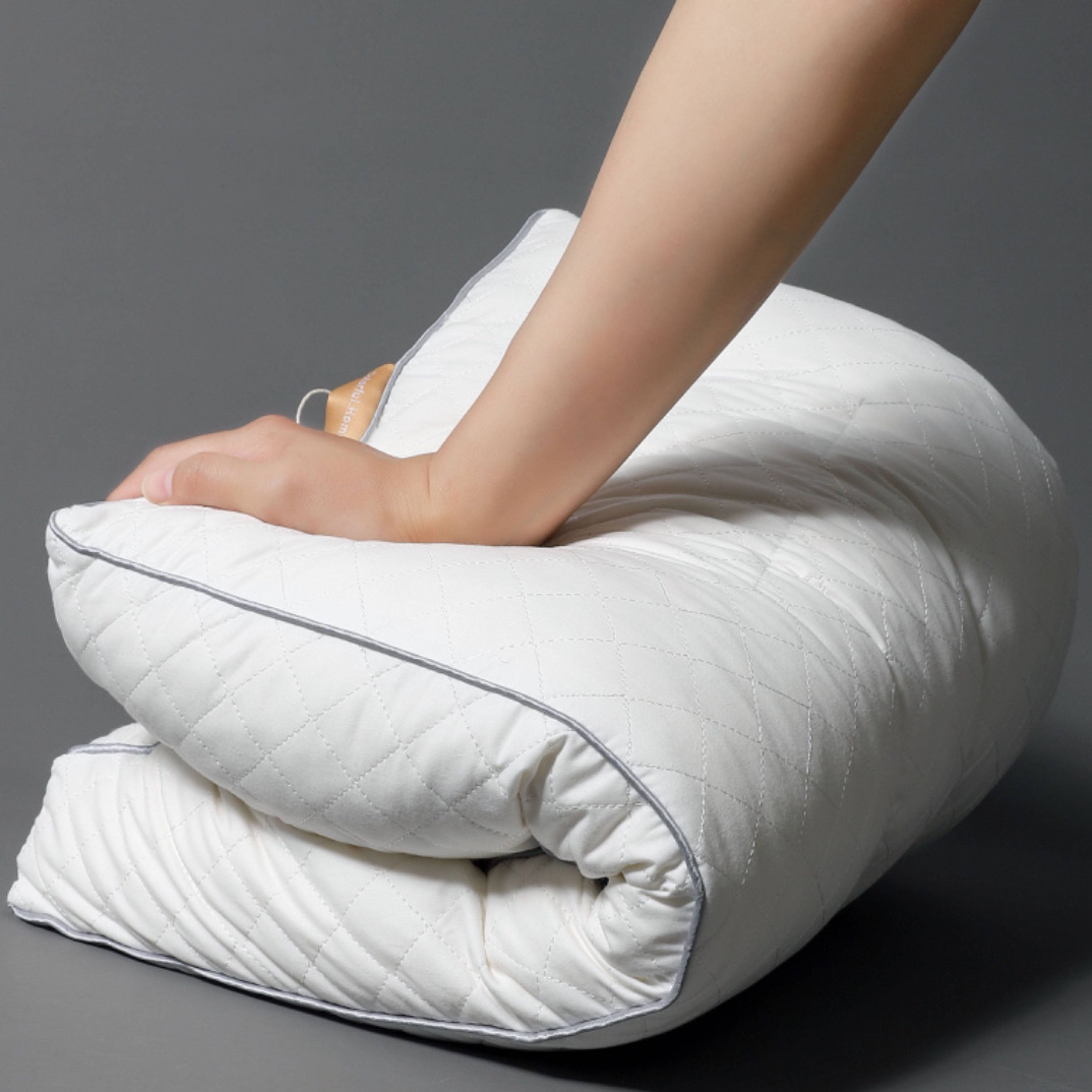 白色 乳胶枕头。 