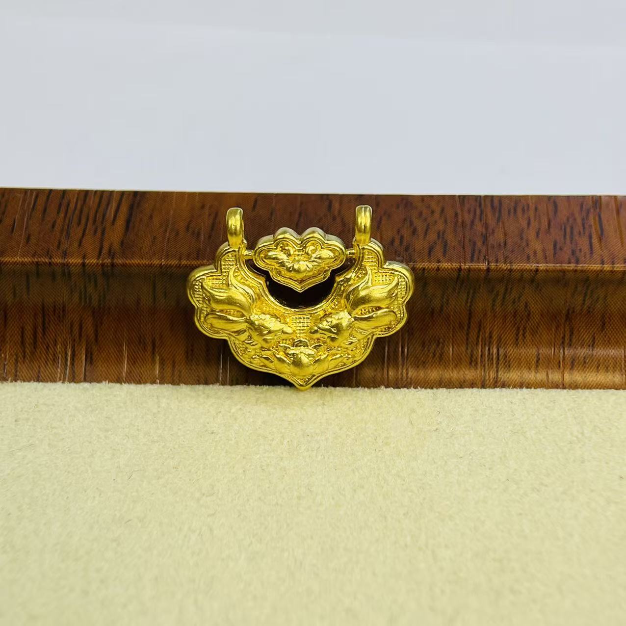 新金社黄金足金999小锦鲤锁DP1341-0500