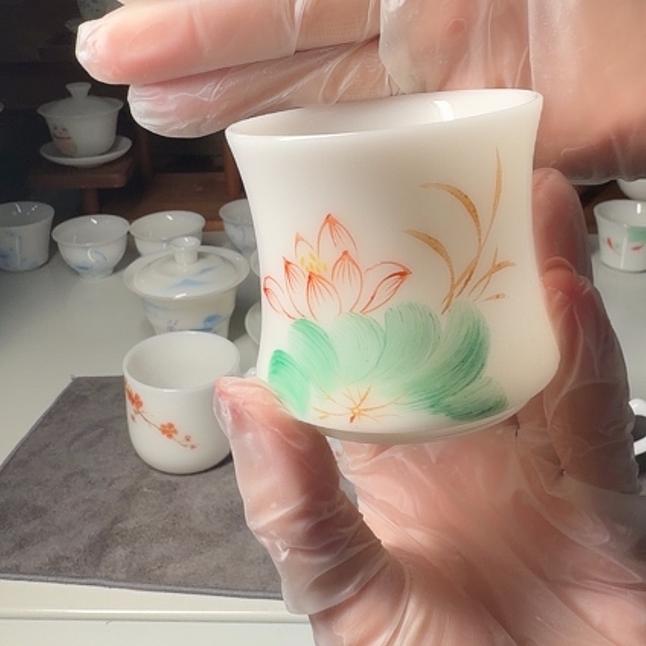 璞玉手绘釉上彩小蛮腰荷花