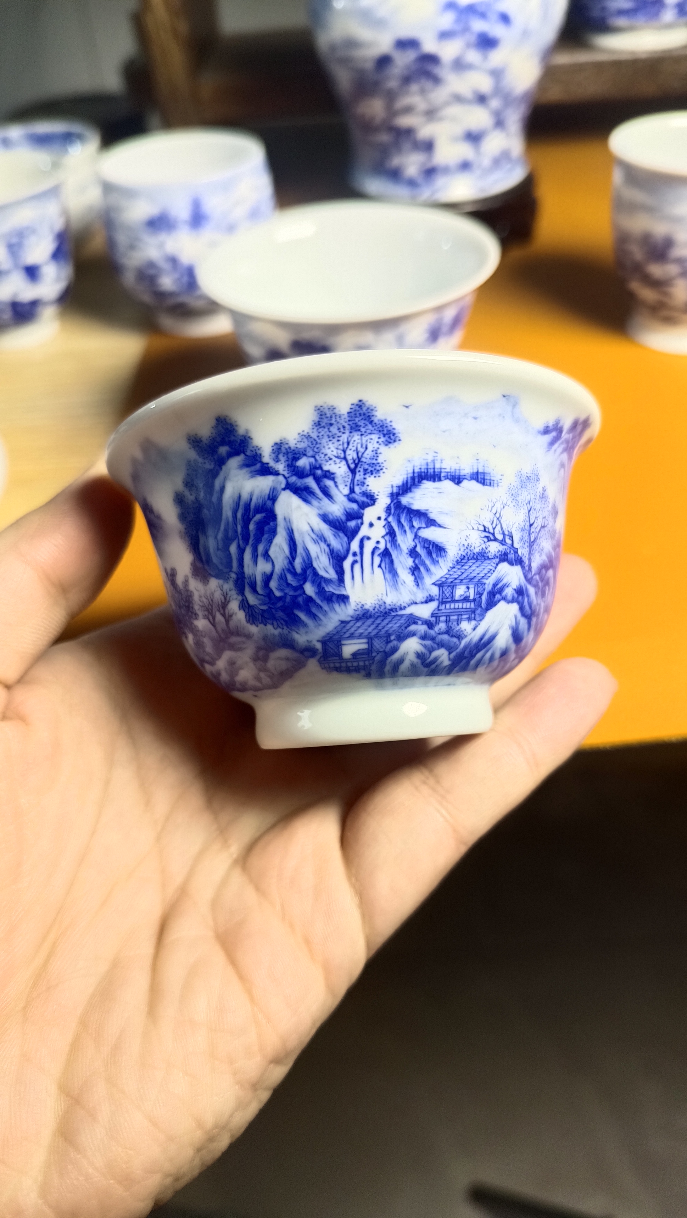 执笔忘月款纯手工青花山水主人杯