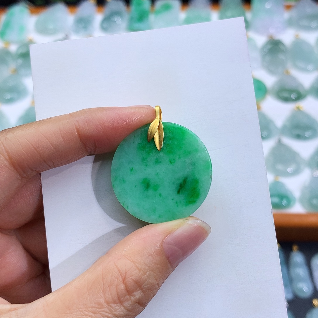 翡翠18K金镶嵌颈饰翡翠吊坠