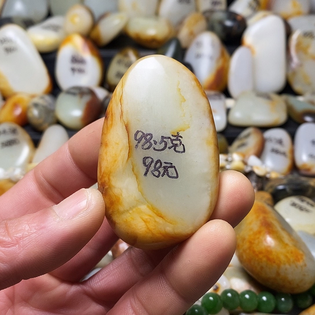 和田玉颈饰未镶嵌手把件