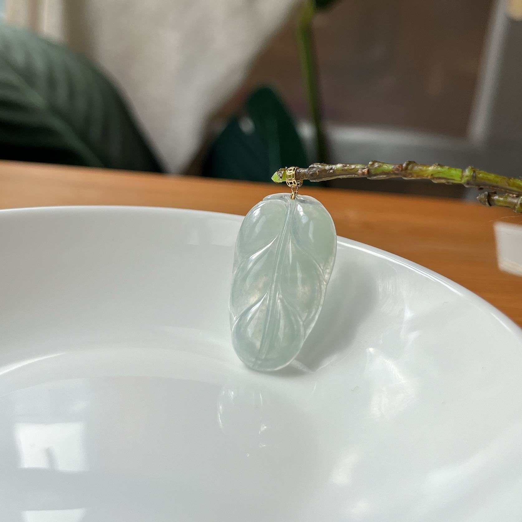 翡翠叶子镶嵌18K金吊坠