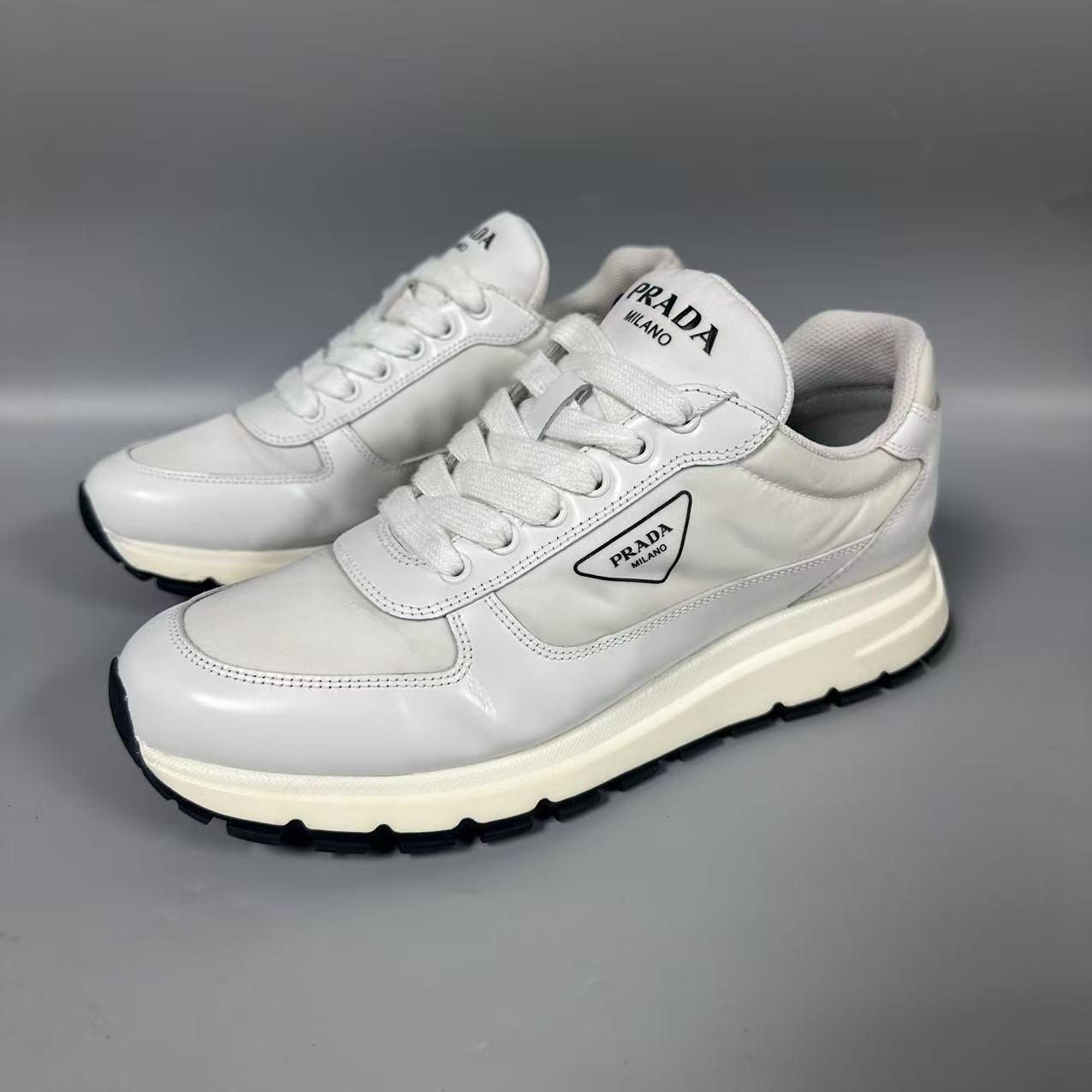 95新 Prada/普拉达 白黑 倒三角 时尚男士运动鞋 40码 jx680