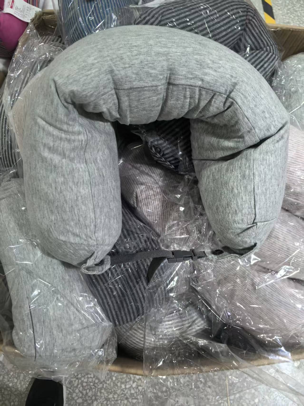 《厚广家》3楼60cm长泡沫粒子护颈枕 发1个 不挑色