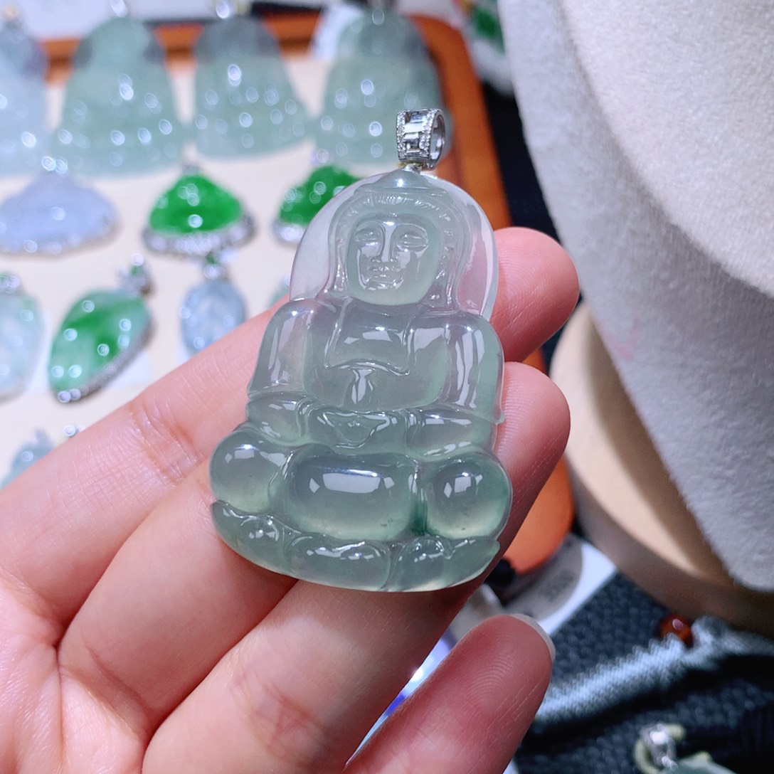 颈饰18K金镶嵌翡翠观音