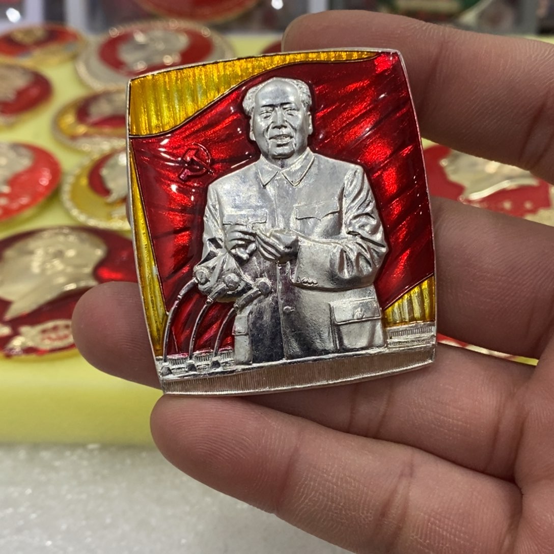 铝红色纪念章方形数手指