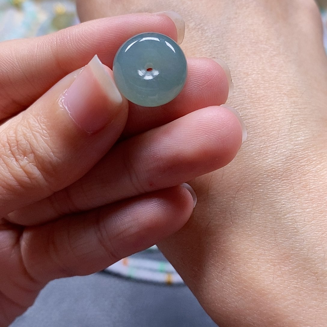 翡翠颈饰未镶嵌闪