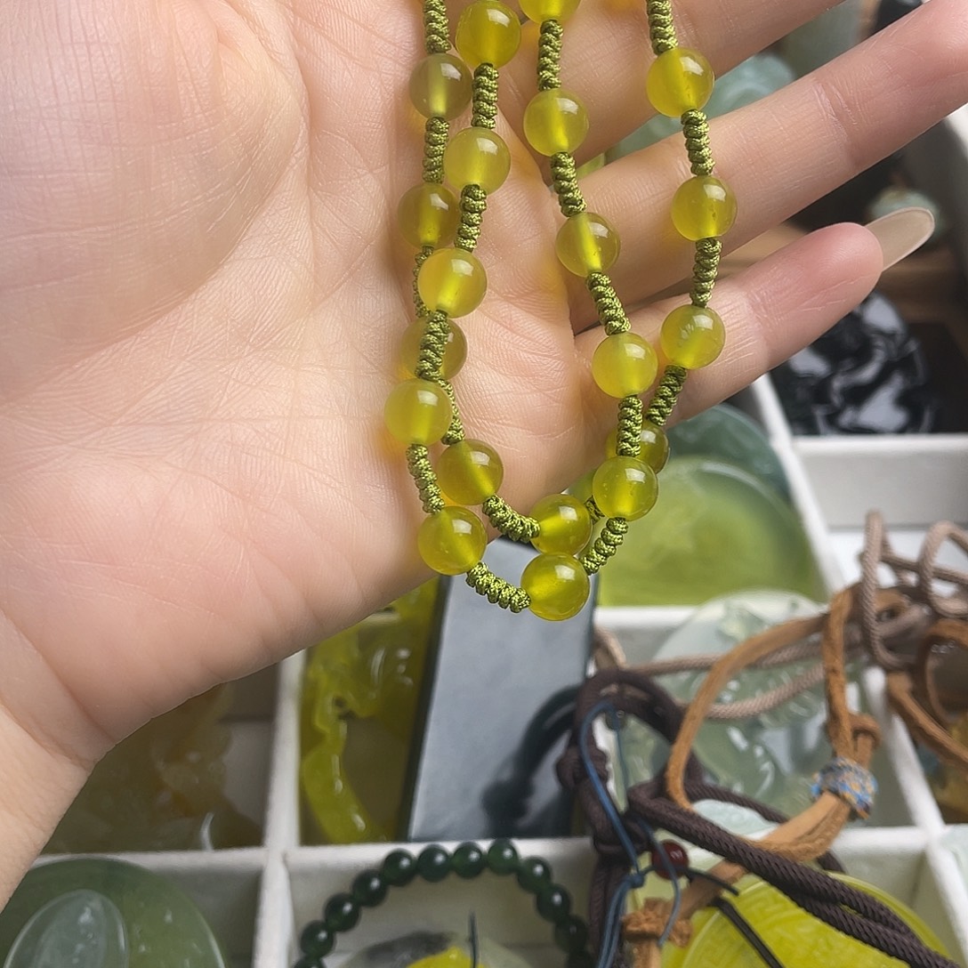 时***老蛇纹石玉未镶嵌颈饰