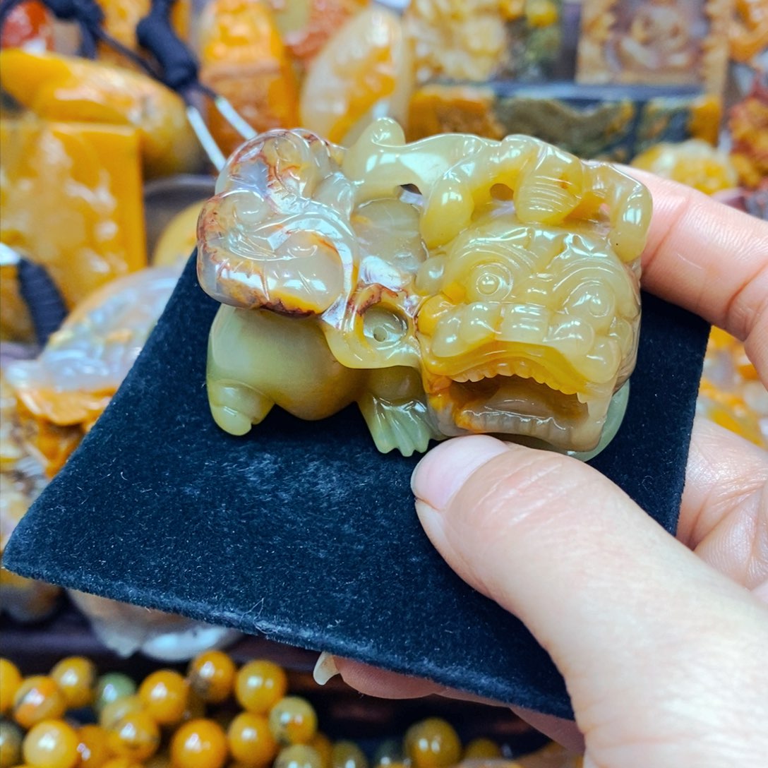 未镶嵌石英质玉（黄龙玉）颈饰