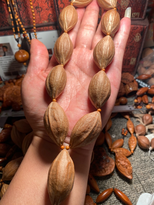 苏工核雕老籽梅林大核手持大串，个性十足，尺寸2。2x4.0