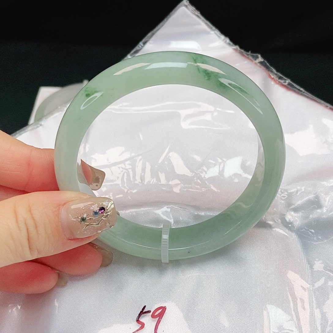 翡翠手镯未镶嵌正圈