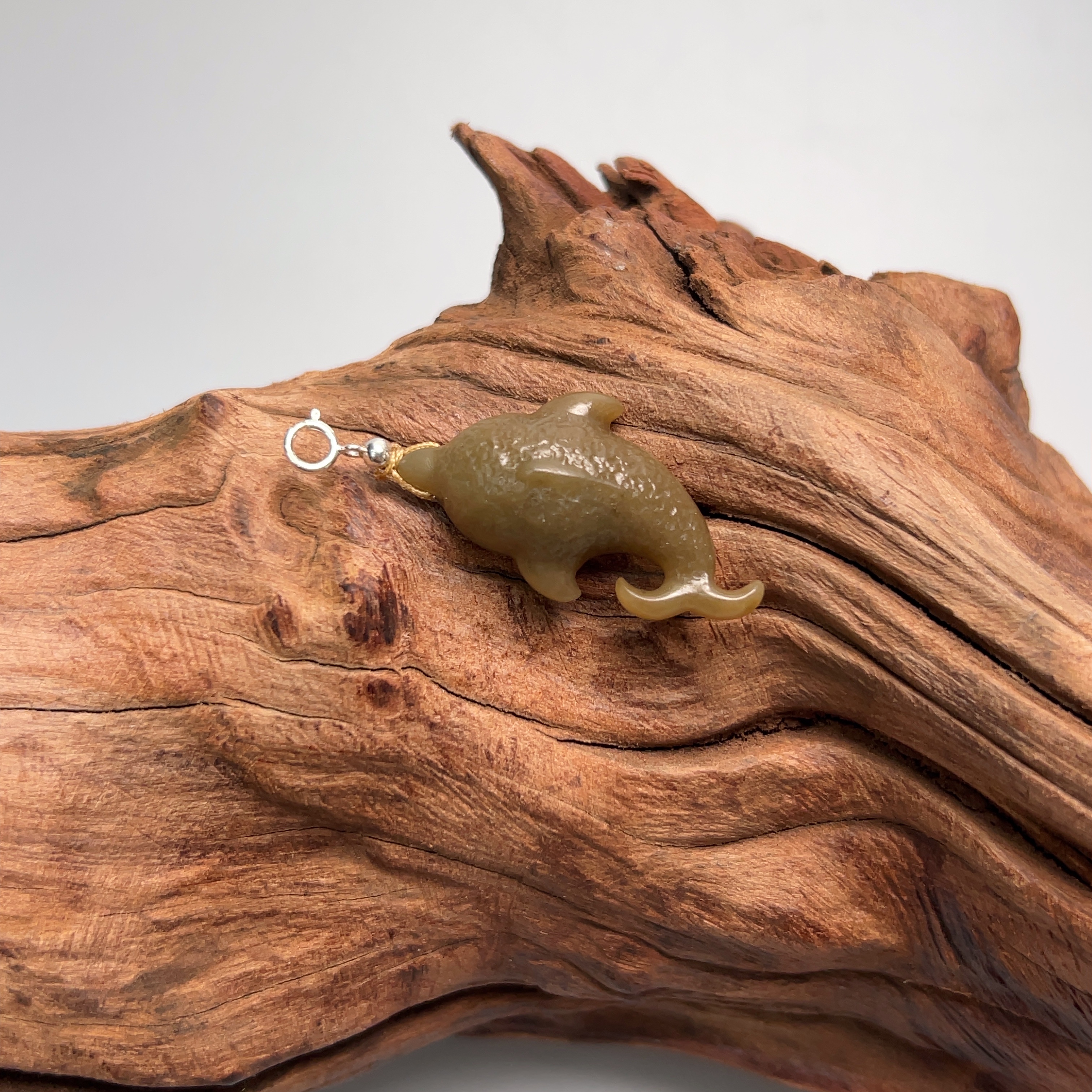 和田玉海豚雕刻吊坠(颜色多样性发其一）