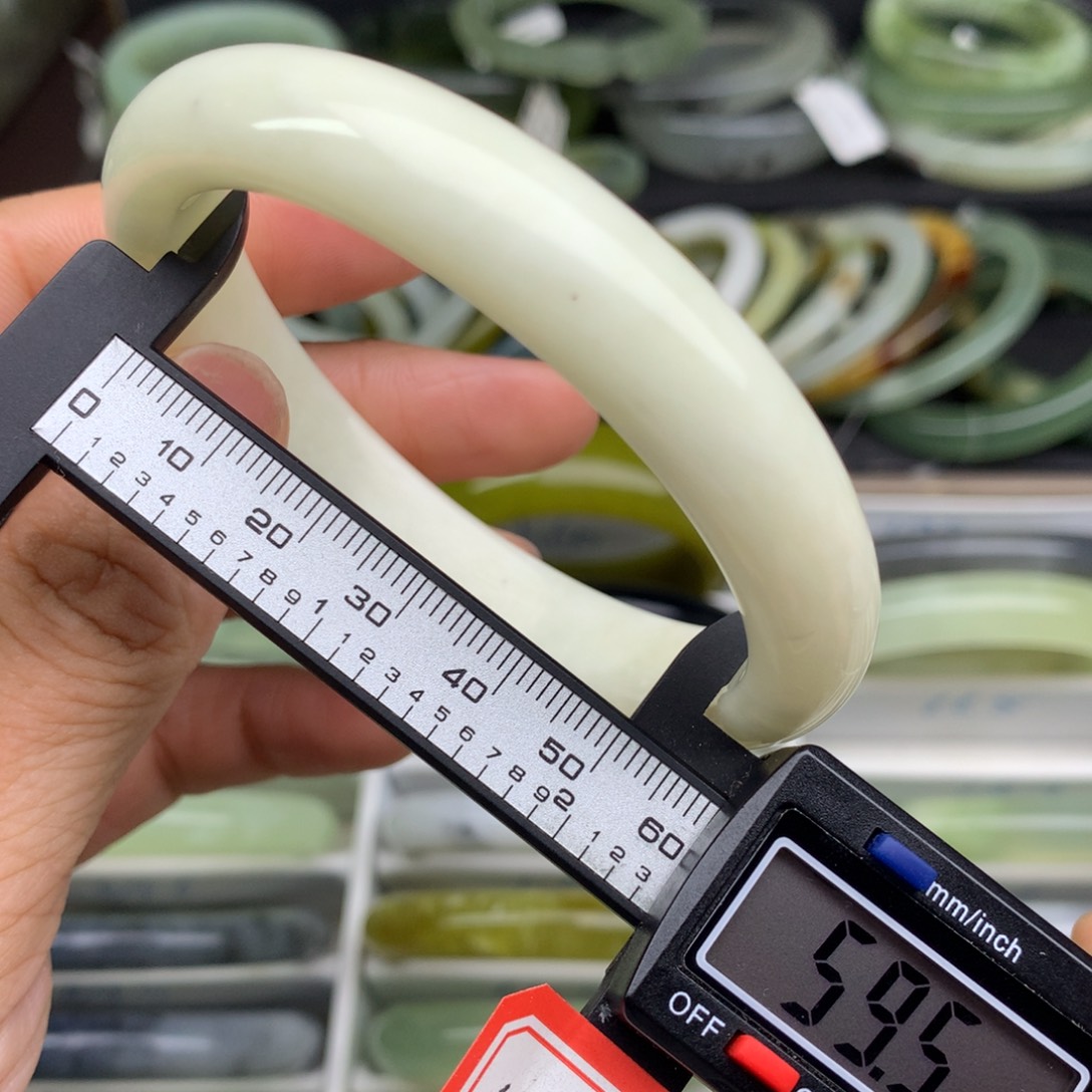 蛇纹石玉未镶嵌手镯668